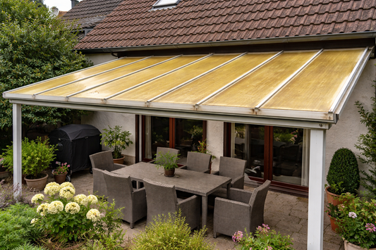 Vergilbung Doppelstegplatten – UV-Schutz, Materialvergleich Polycarbonat vs. Acryl für Terrassenüberdachungen