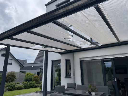 Montage von Doppelstegplatten – Hitzestau, Wärmeausdehnung und Dachneigung richtig planen für Terrassenüberdachungen