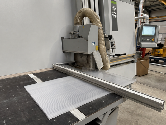 Industrieller Zuschnitt von Doppelstegplatten und Wellplatten – Maßgenauigkeit, Schnittkante und Toleranz bei Polycarbonat und Acryl