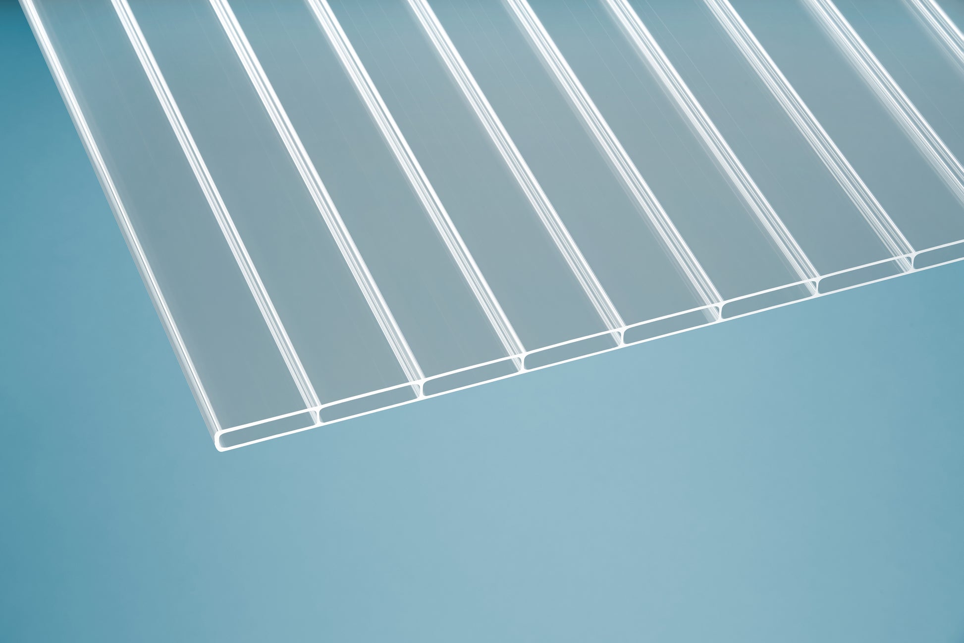 Klar transparente Acrylglas Stegplatte 16 mm mit breiten Hohlkammern, glatter Oberfläche und hoher Lichtdurchlässigkeit – ideal für Überdachungen, Wintergärten und Gewächshäuser