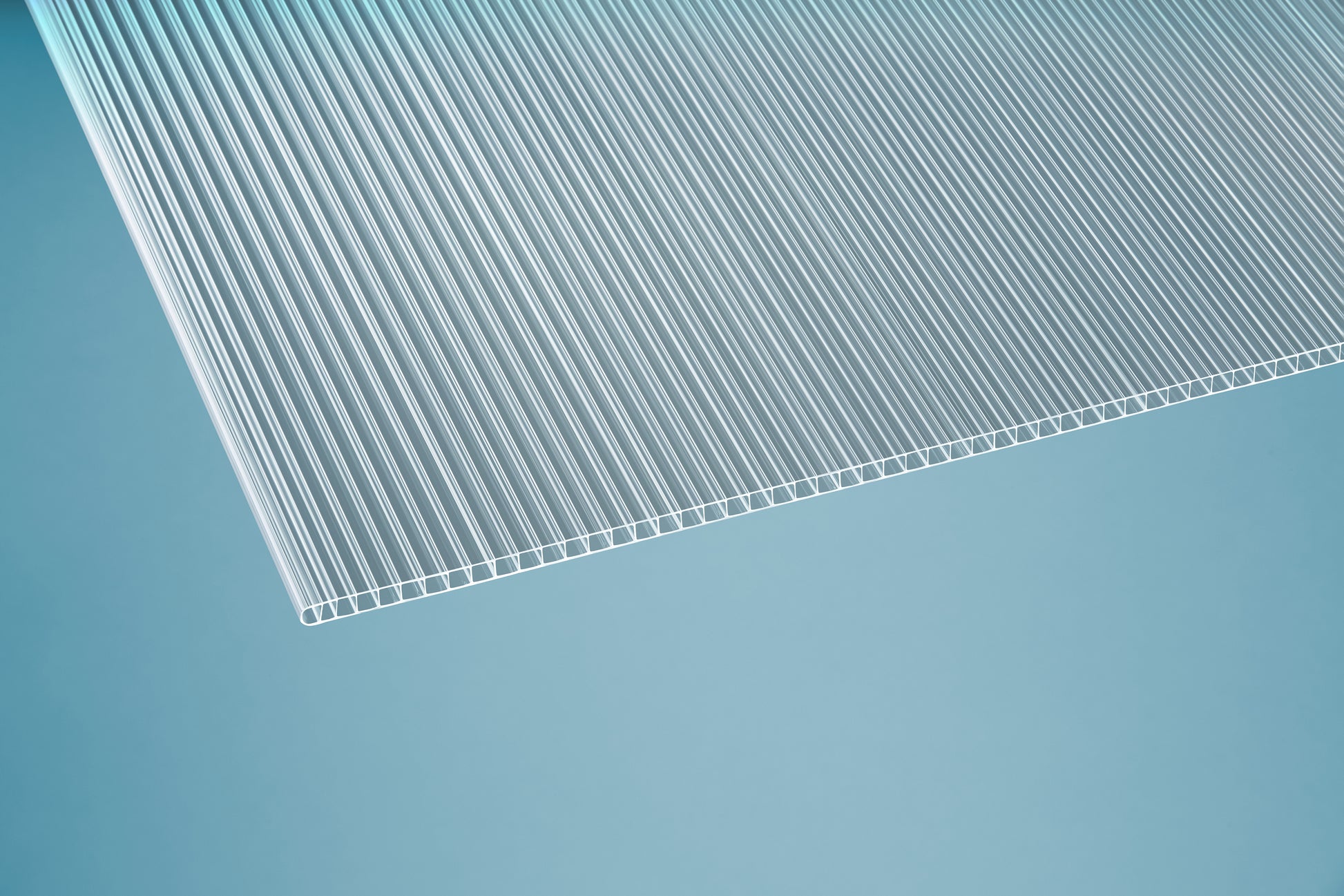 Polycarbonat Doppelstegplatte 10 mm klar, lichtdurchlässig, widerstandsfähig und hagelfest für Terrassenüberdachungen und Gewächshäuser
