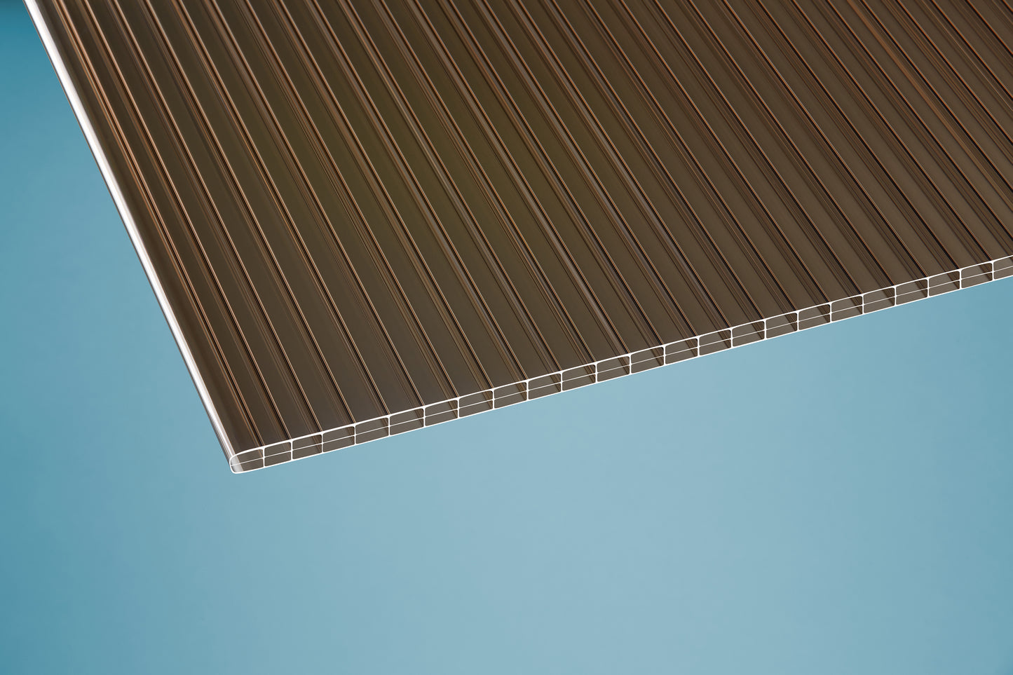 Bronzefarbene Doppelstegplatte 16mm mit UV-Schutz – ideal für Carports mit Sonnenschutz