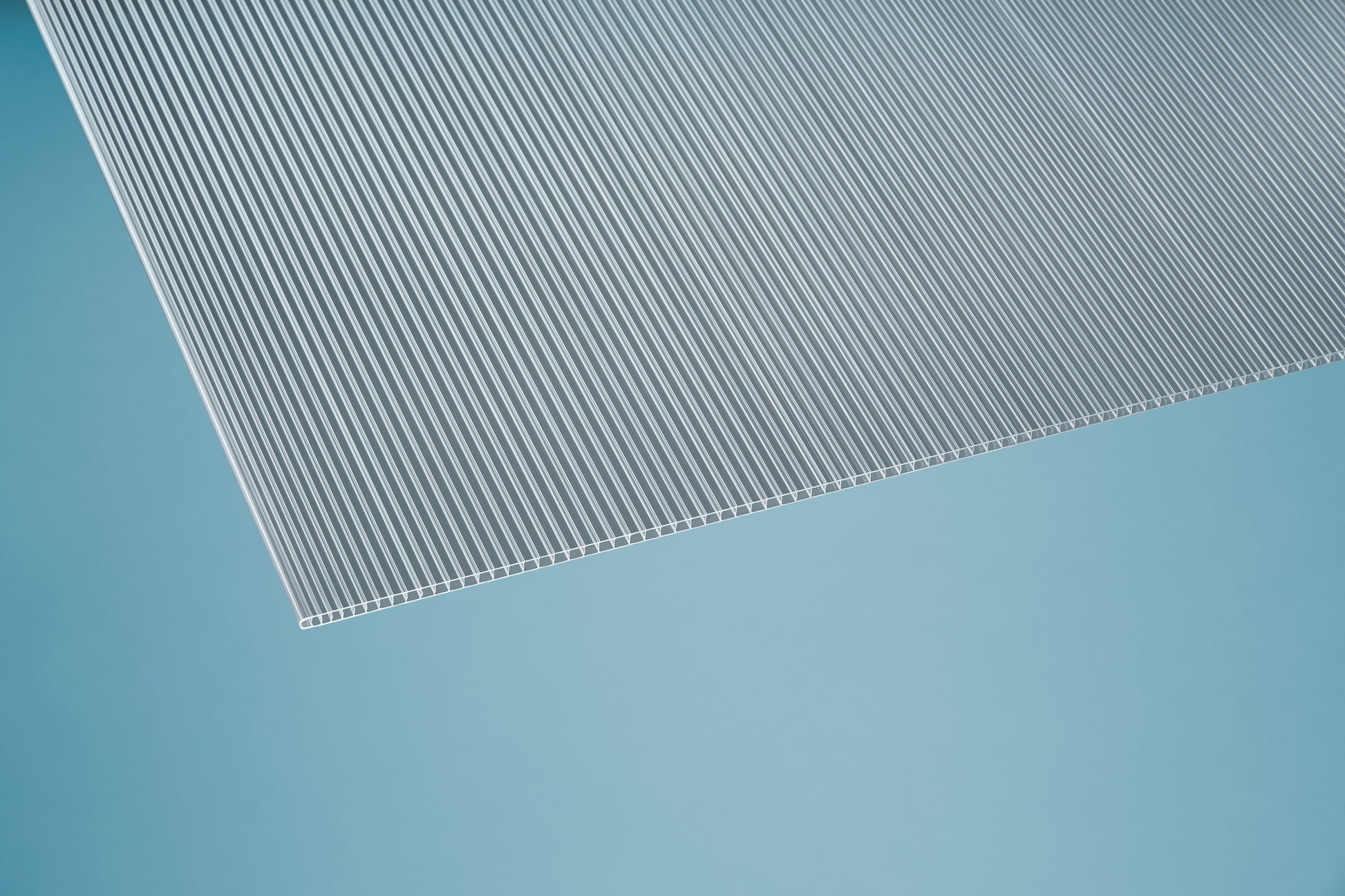 Klare Polycarbonat Stegplatte 6 mm mit lichtdurchlässiger Oberfläche, geeignet für Gewächshäuser, Überdachungen und gebogene Konstruktionen – UV- und hagelbeständig