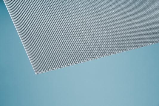 Klare Polycarbonat Stegplatte 6 mm mit lichtdurchlässiger Oberfläche, geeignet für Gewächshäuser, Überdachungen und gebogene Konstruktionen – UV- und hagelbeständig