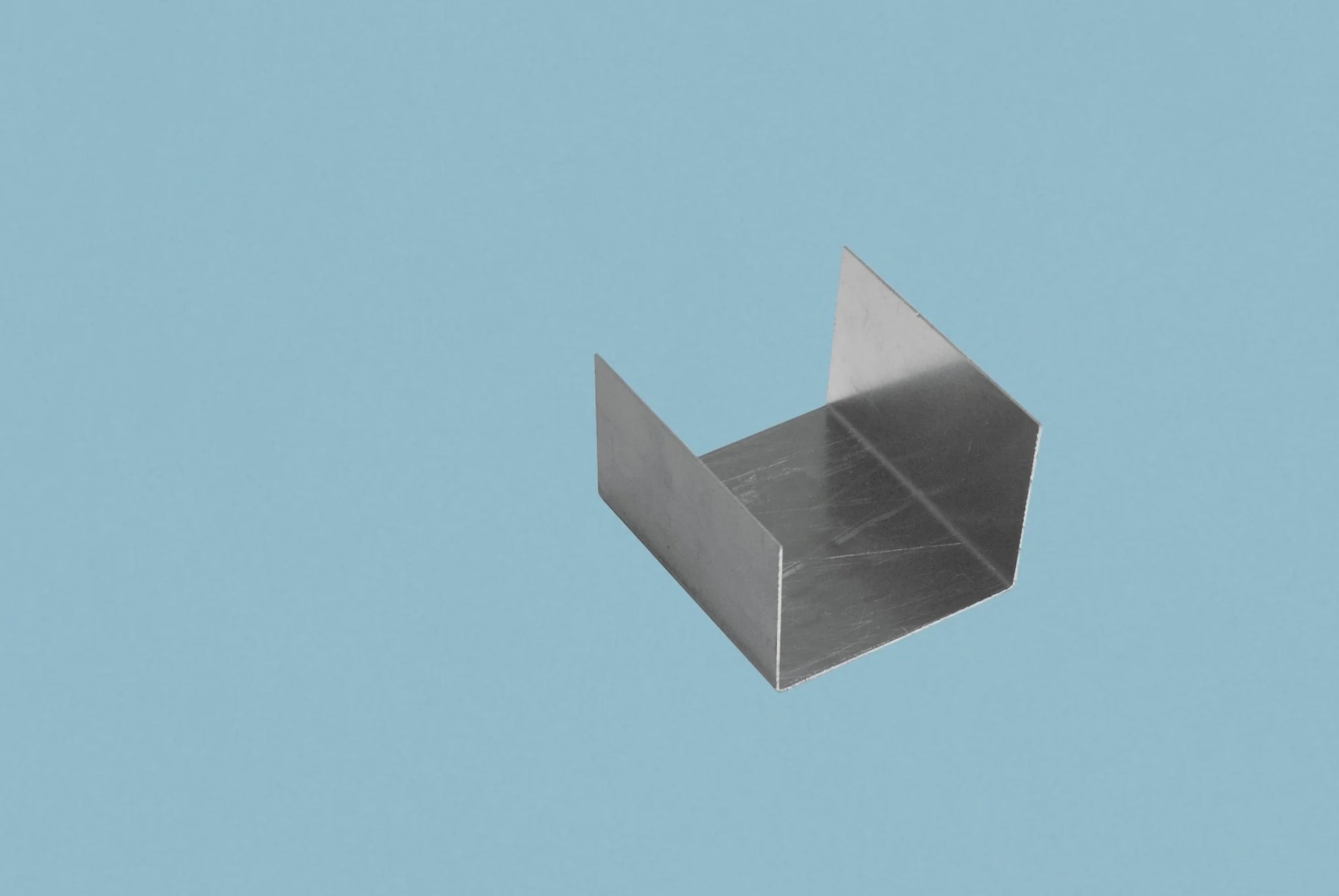 Rinnenverbinder aus Aluminium in Pressblank. Für die sichere und dichte Verbindung von Regenrinnen. UV-beständig, langlebig und einfach zu montieren.  