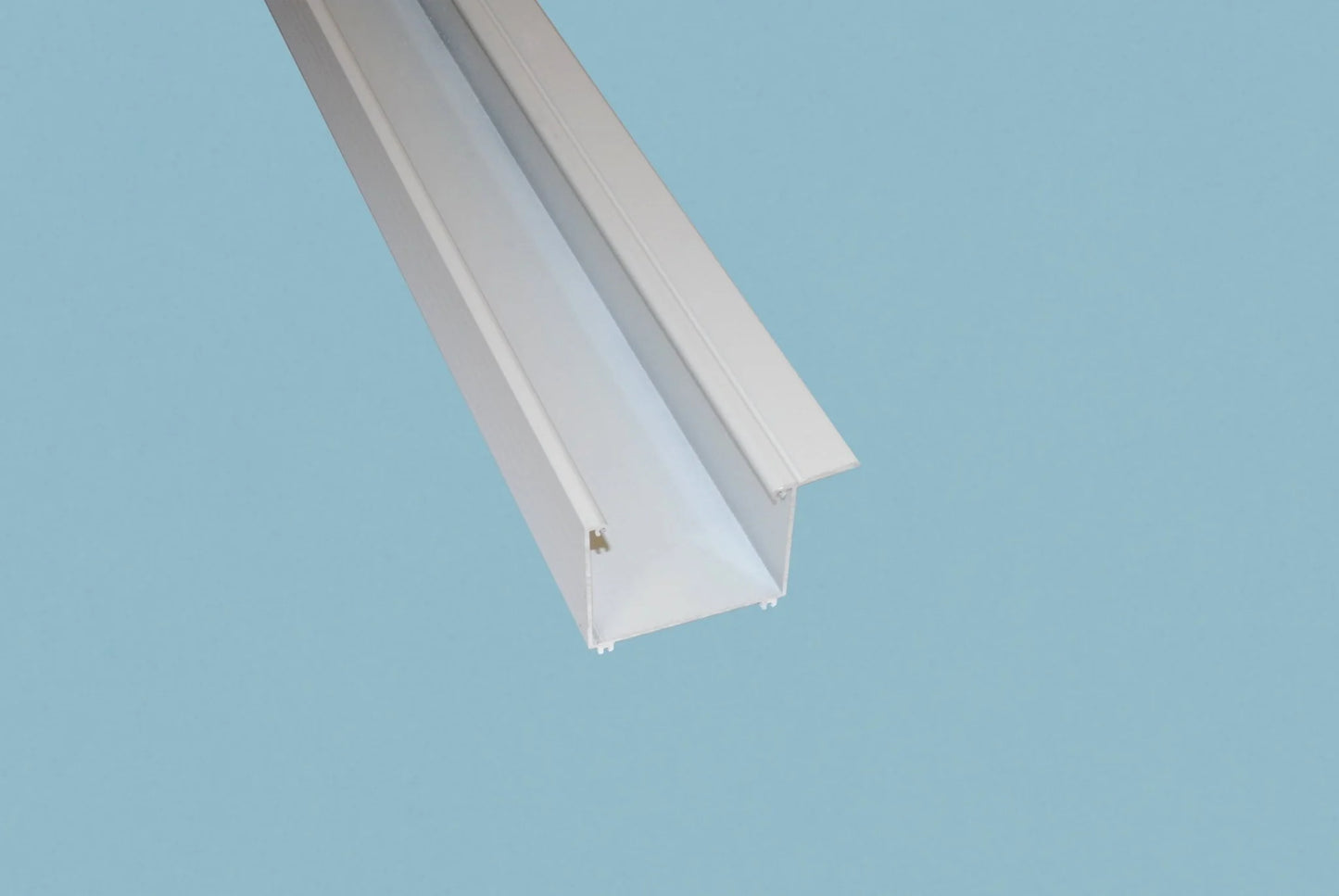 Regenrinne aus Aluminium in weiß  für Terrassenüberdachung, Carport und Wintergarten – wetterfeste und UV-beständige Dachentwässerung für effektive Regenwasserableitung